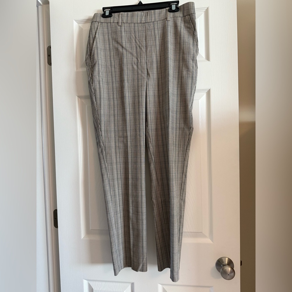 NWOT Rafaella women’s plaid pull on stretch ankle dress pants in size 10.